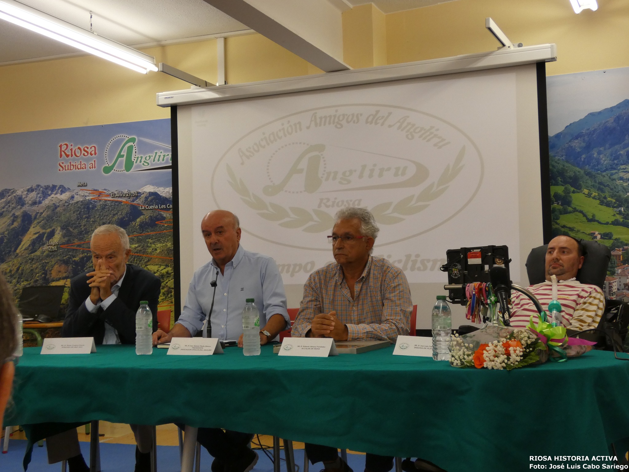 ENTREGA DE INSIGNIAS DE ORO Y PLATA EN LA CASA DE CULTURA DE RIOSA.
