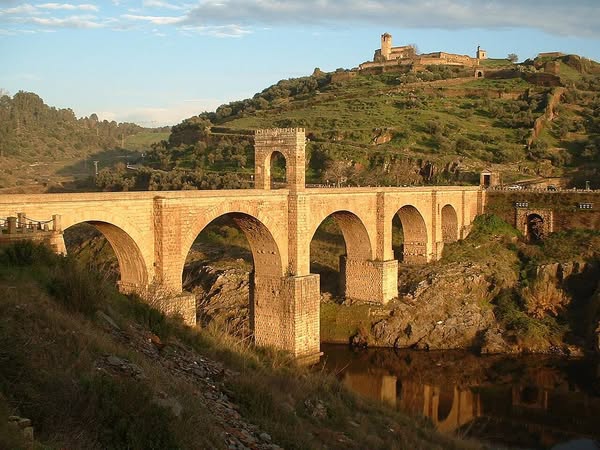 INAUGURADO EL NUEVO PUENTE DE ALCÁNTARA QUE SUSTITUIRÁ AL MILENARIO PUENTE ROMANO QUE HA PERMANECIDO SIGLOS EN PIE