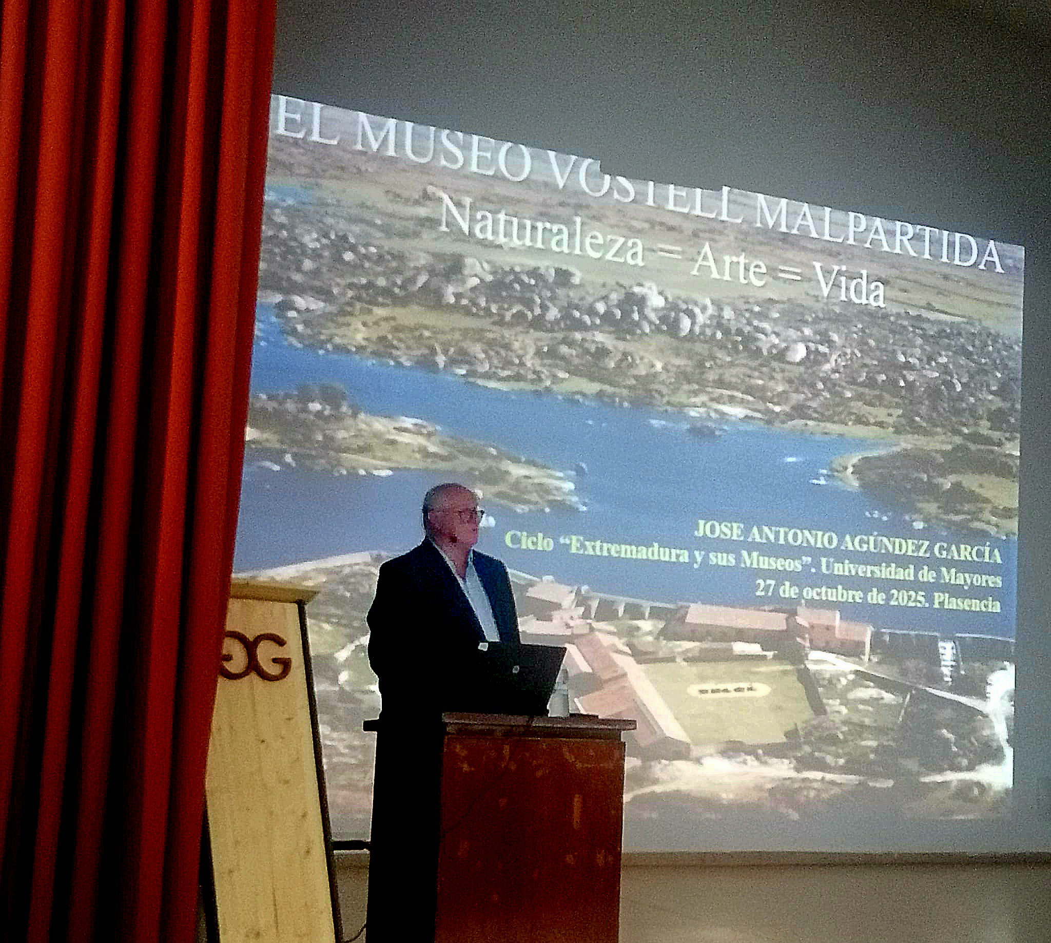 UN PLACER HABER PODIDO HABLAR EN PLASENCIA A LOS ALUMNOS DE LA UNIVERSIDAD DE MAYORES.