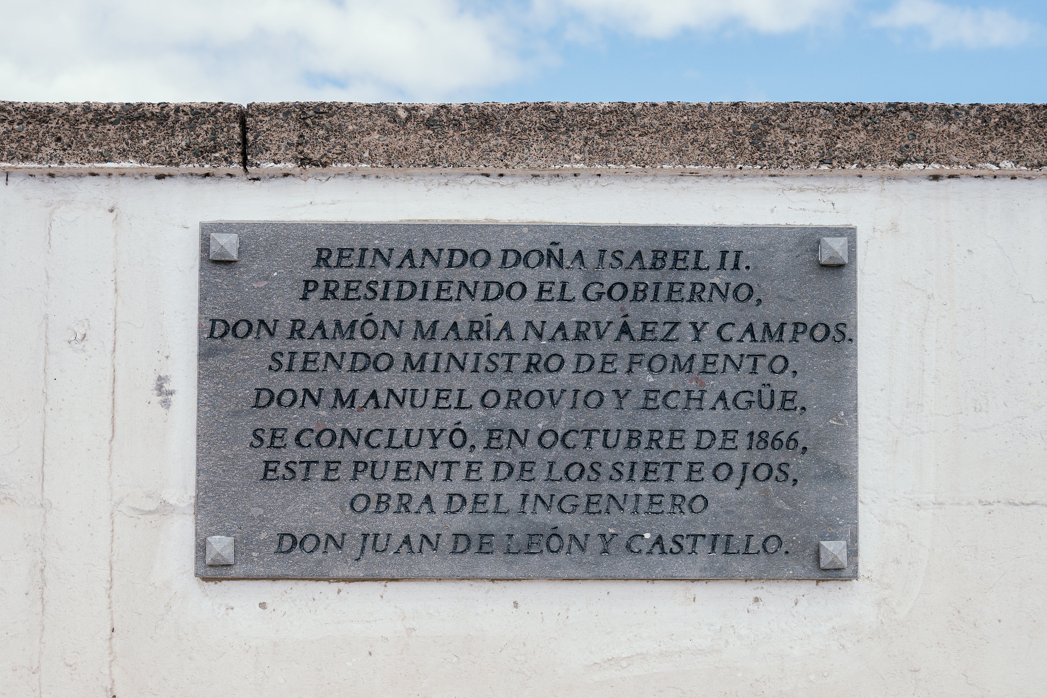 CAMINANDO HACIA LA DESMEMORIA (CX): UN HOMBRE, UN PUENTE CON SIETE OJOS, UNA CASA OLVIDADA Y UNA PLACA