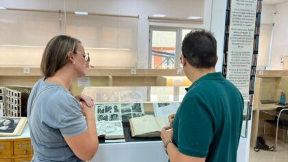 EXPOSICIÓN ‘EN BIGASTRO (ALICANTE) ENTRE LETRAS Y TRAZOS’ PARA MOSTRAR LA HISTORIA DEL COLOR Y LA ILUSTRACIÓN EN LOS LIBROS DEL FONDO BIBLIOGRÁFICO