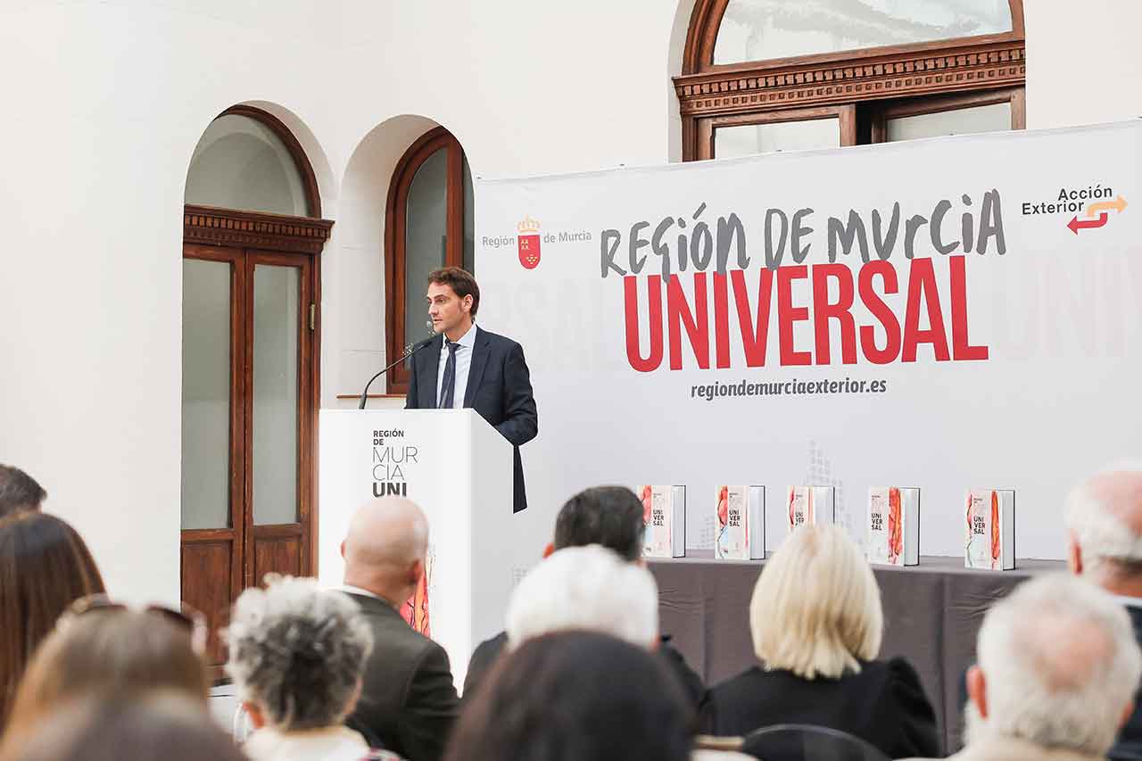 UN LIBRO ‘REGIÓN DE MURCIA UNIVERSAL’ RECOGE EL TESTIMONIO DE 29 MURCIANOS EN EL EXTERIOR