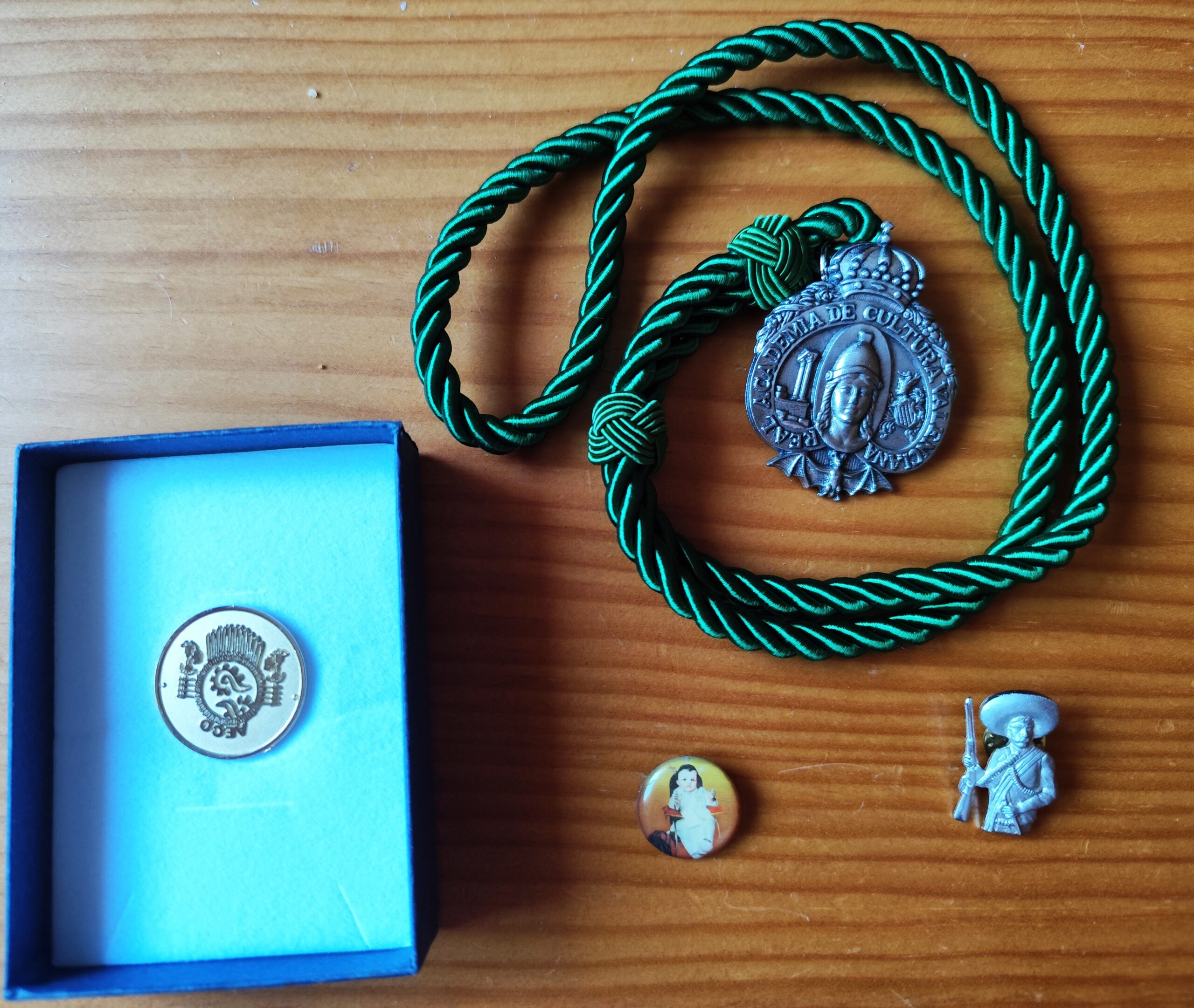 EN EL 50 CONGRESO DE RAECO EN EL REAL SITIO DE LA GRANJA. AGRADECIDO POR LOS AMIGOS, OBSEQUIOS Y  SUS LIBROS