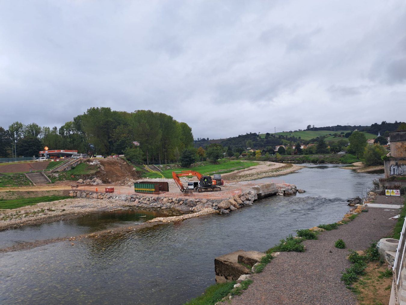 PARRAGUESES QUE MIRAN AL FUTURO CON OPTIMISMO Y NOSTALGIA DEL PASADO TRAS LA DESAPARICIÓN DEL PUENTE