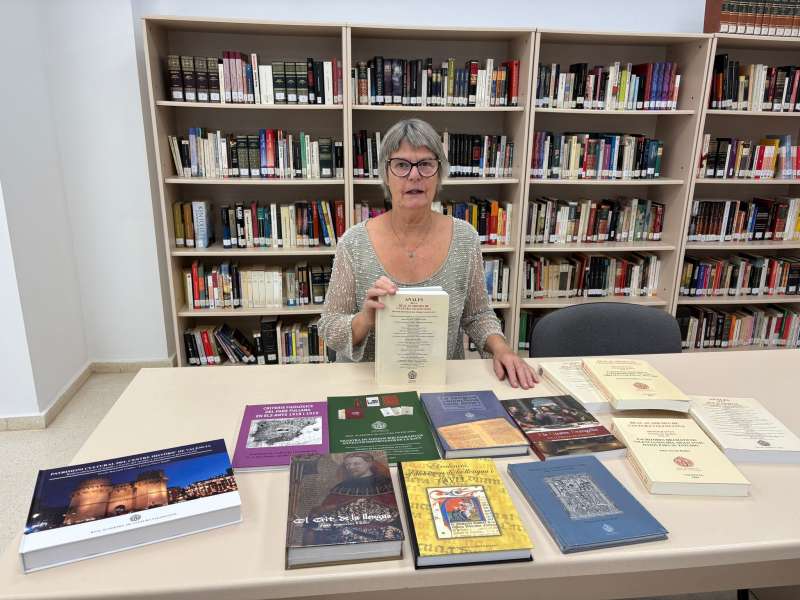 LA RACV OBSEQUIA A LA BIBLIOTECA MUNICIPAL CON SUS FONDOS BIBLIOGRÁFICOS