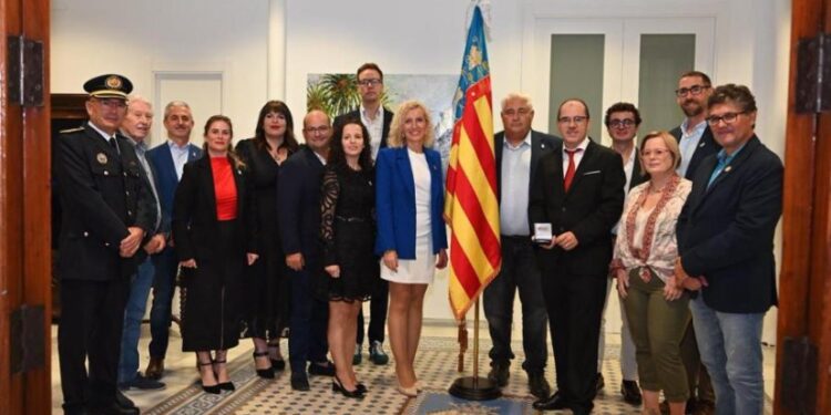 MELIANA ENTREGA LA MEDALLA DE HONOR AL HISTORIADOR CARDELLS