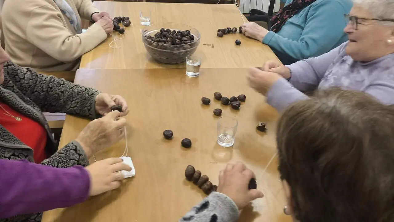 LA CIUDAD QUE REVIVE POR DIFUNTOS Y SANTOS LA TRADICIÓN DE LOS COLLARES DE ZONCHOS