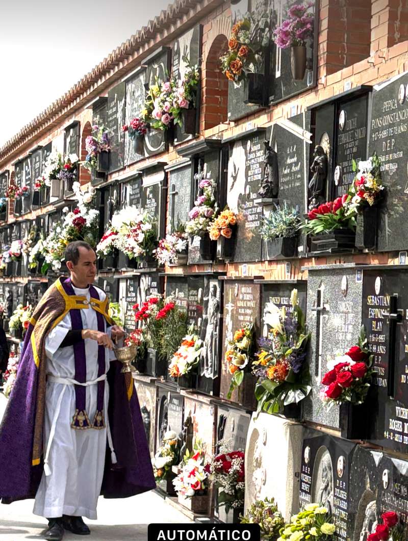 LA IGLESIA DE SANTA BARBARA CELEBRA LA VISITA AL CEMENTERIO DE CASINOS (VALENCIA)