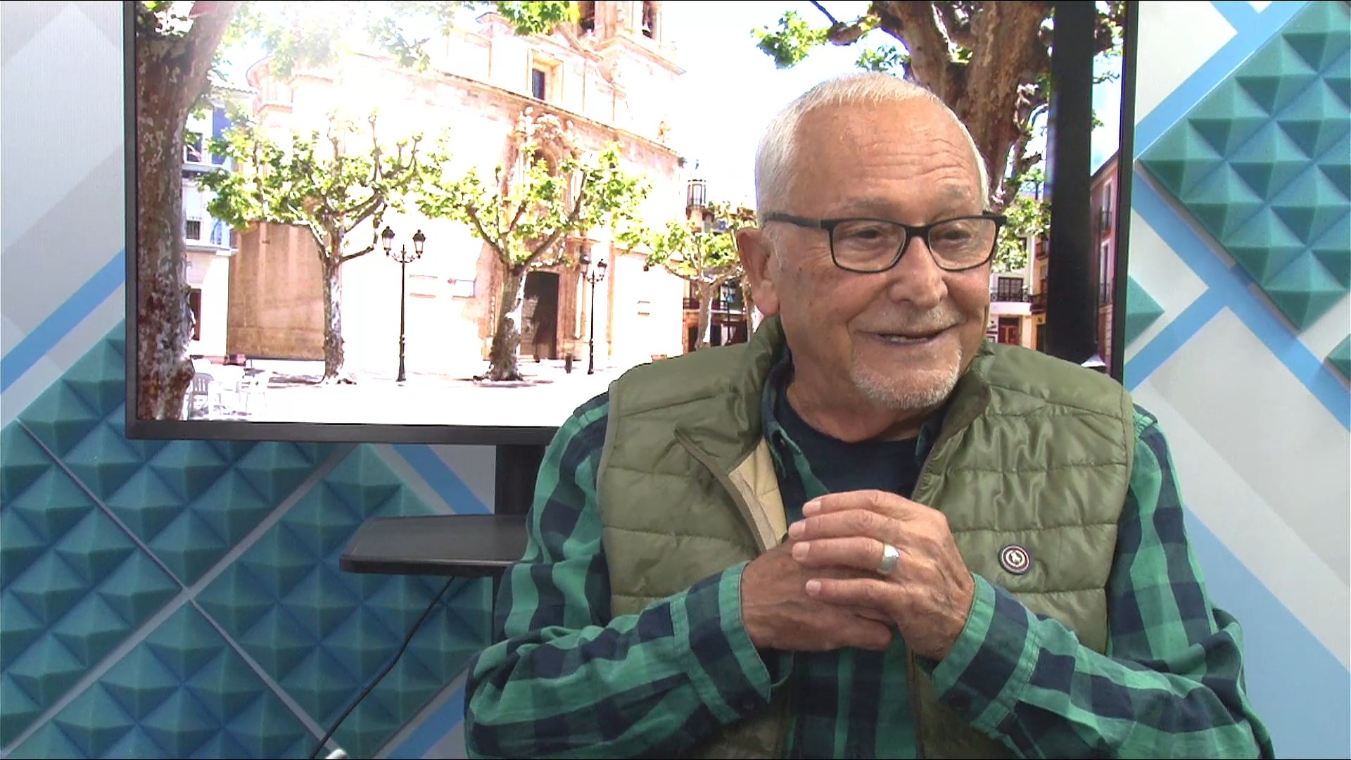 AMENA CONVERSACION CON EL CRONISTA