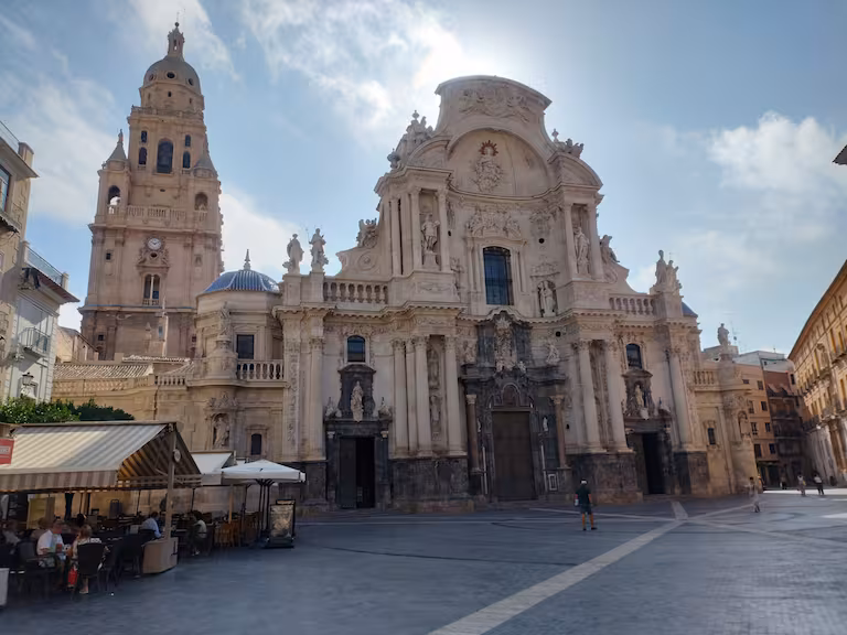LA CAMPANA QUE ESPANTA DEMONIOS Y EL ESQUELETO BURLÓN: LOS MISTERIOS OCULTOS DE LA CATEDRAL DE MURCIA