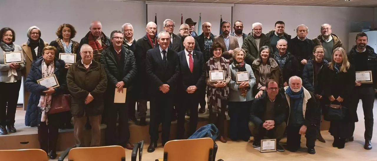 EL AMOR POR CONTAR ASTURIAS NO CADUCA: LOS CRONISTAS OFICIALES RECLAMAN EN QUIRÓS MÁS RECONOCIMIENTO Y NUEVAS INCORPORACIONES, ESPECIALMENTE FEMENINAS