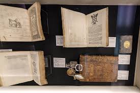 SOBRE LA EXPOSICIÓN BIBLIOGRÁFICA «ESTE LIBRO ES MÍO…» EN TRIBUNA COMPLUTENSE