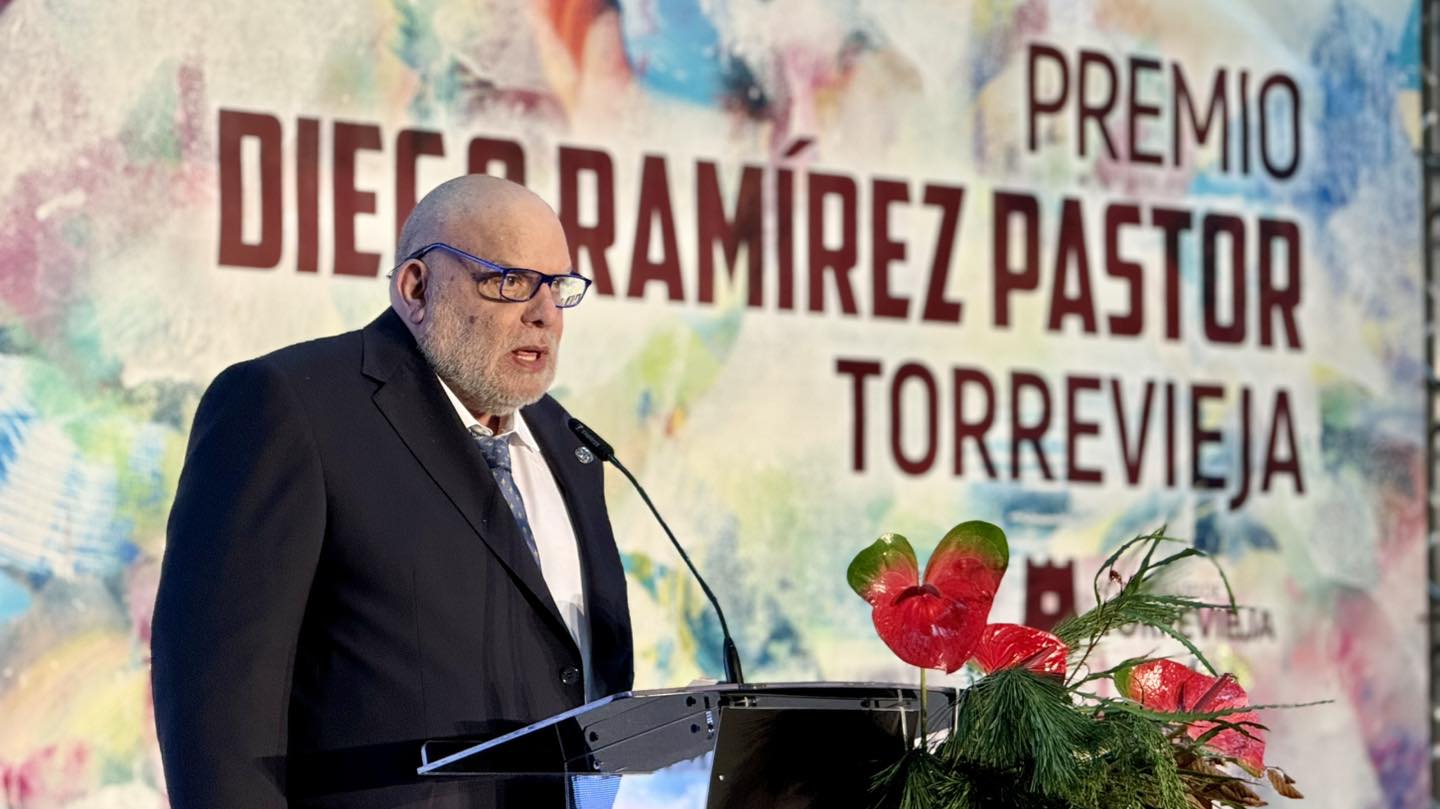EL CRONISTA OFICIAL DE TORREVIEJA RECIBE EL LIV PREMIO RAMIREZ PASTOR