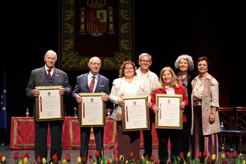 IMPOSICIÓN DE INSIGNIAS DE ORO DE LA CIUDAD EN EL DÍA DE LA CONSTITUCIÓN