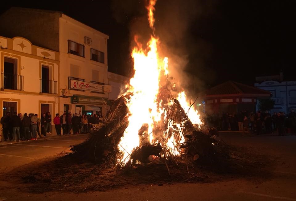 LA FIESTA DE LA LUMBRE EN LA NAVA DE SANTIAGO.