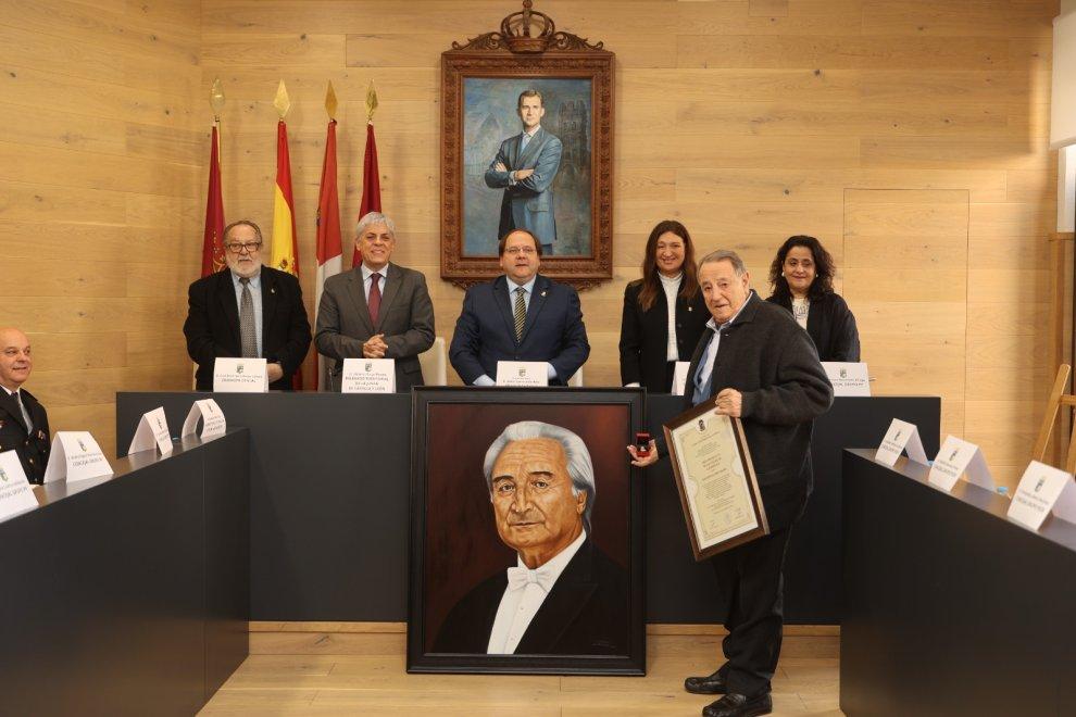 LA BAÑEZA UN PUEBLO DE LEÓN RECONOCE COMO HIJO PREDILECTO A UN HIJO ADOPTIVO DE SORIA