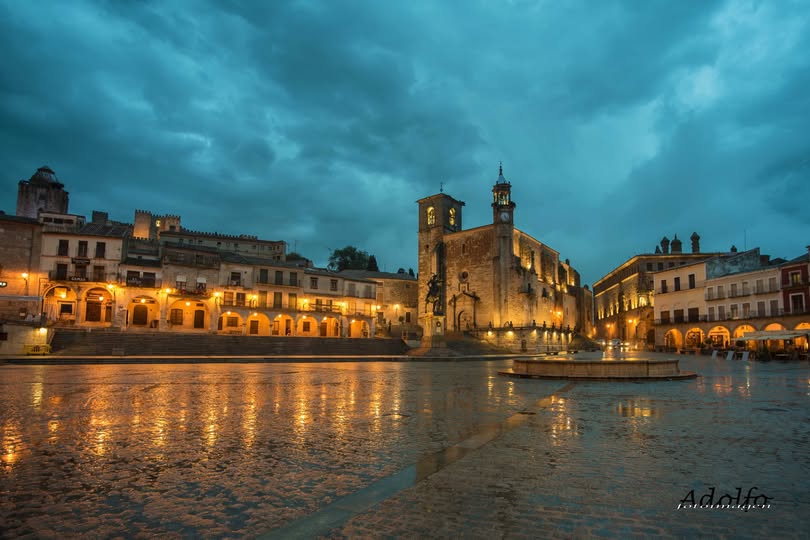 EXTENSO, MONUMENTAL Y POPULOSO ESPACIO. PLAZA MAYOR DE TRUJILLO.
