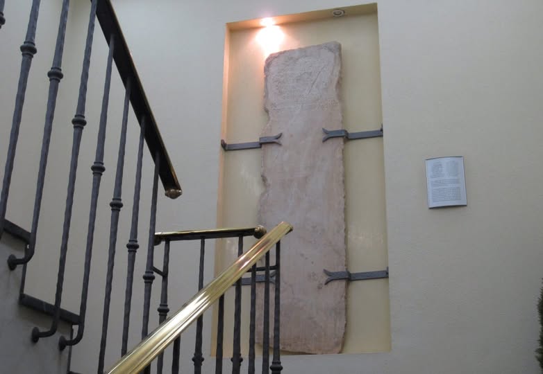 LÁPIDA DE LA VILLA ROMANA DE TORREÁGUILA, DEL SIGLO VI D.C.