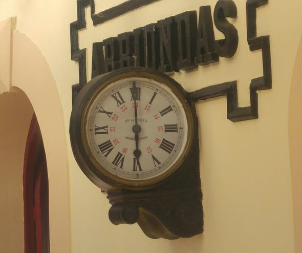 EVOCACIÓN DE LOS DOS RELOJES QUE LLEVAN CIENTO VEINTITRÉS AÑOS MARCANDO EL PASO DEL TIEMPO EN LA ESTACIÓN DE FERROCARRIL DE ARRIONDAS