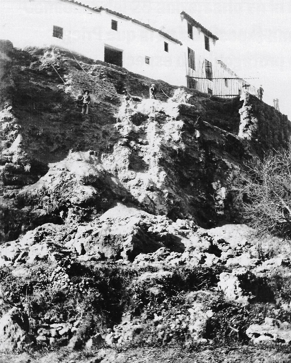 HIZO UN SIGLO EL PASADO DOS DE ENERO DEL DERRUMBAMIENTO  DEL BALCÓN DEL ADARVE.