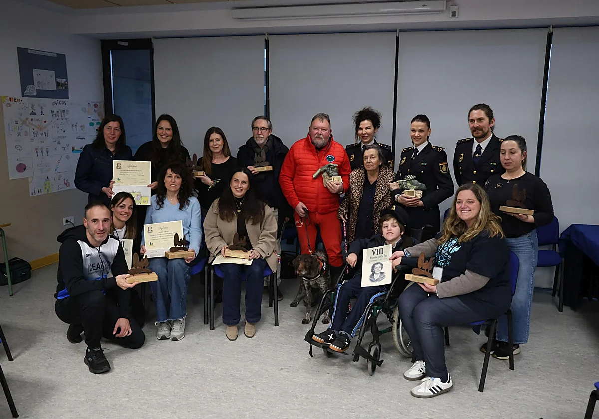 UNA REUNIÓN «POR LA PAZ» EN EL COLEGIO CARMEN RUIZ-TILVE, EN OVIEDO