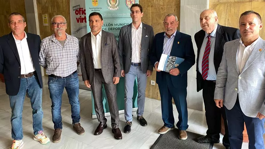 BRILLANTE INAUGURACIÓN DEL PABELLÓN DE DEPORTES EN HONOR A JESÚS TURPÍN ‘EL PANZAS’