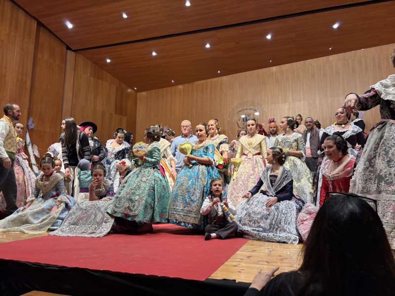 LA FALLA PENSAT I FET RESPLANDECE EN LA EXALTACIÓN DE SUS FALLERAS