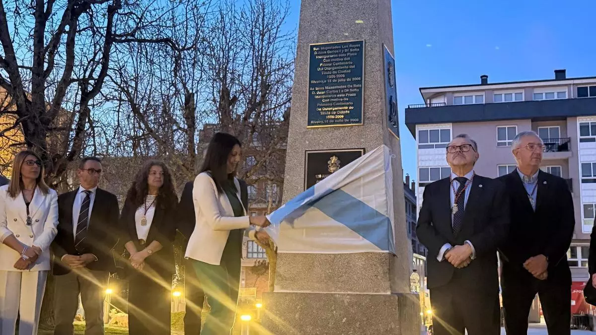 XOSÉ MARÍA FERNÁNDEZ PAZOS, NUEVO CRONISTA OFICIAL DE RIBEIRA, RECIBE LA DISTINCIÓN EN EL 120 ANIVERSARIO DE LA CIUDAD.