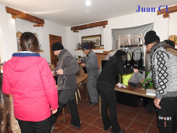 SALUDO FUENTEPIÑELANO 4642. EMBOTELLANDO LOS VINOS DE HUGO CUÉLLAR