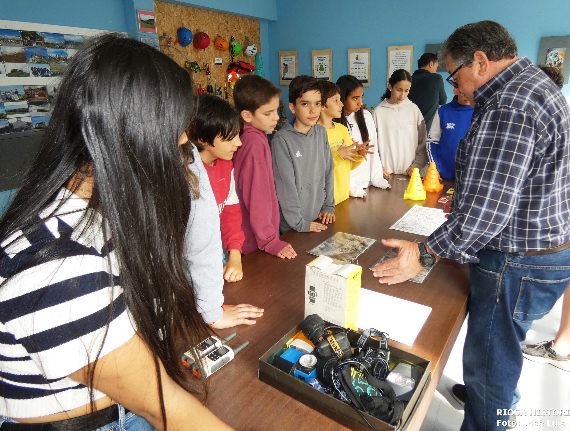 LOS ALUMNOS/AS DEL COLEGIO PÚBLICO DE LA FOZ DE MORCÍN VISITAN LAS AULAS DIDÁCTICAS DEL GRUPO DE MONTAÑA LLAZARANDÍN (RIOSA).