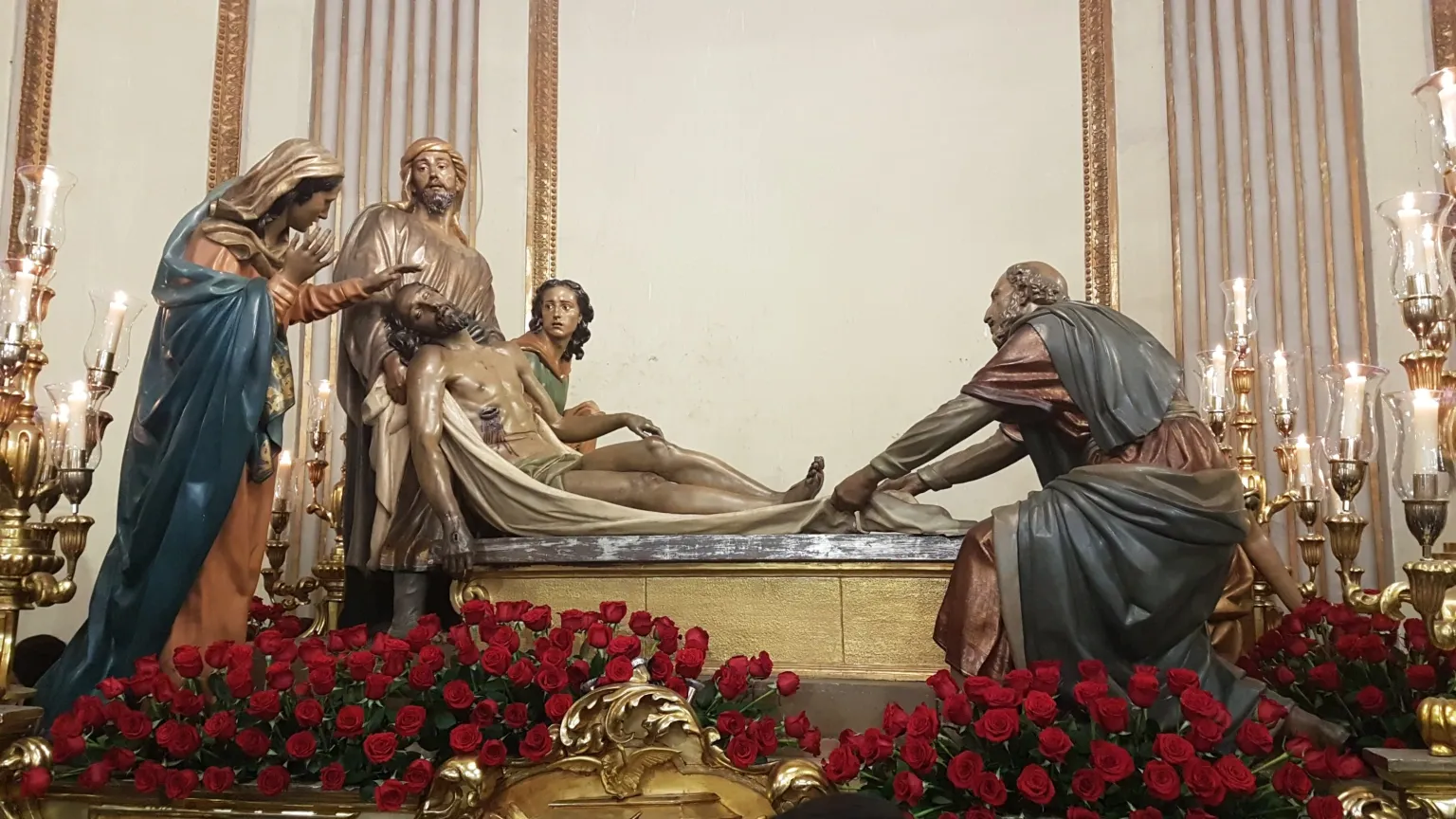 EL MAESTRO FLORISTA DE LA SEMANA SANTA DE MURCIA DESVELA LOS SECRETOS DE LOS TRONOS