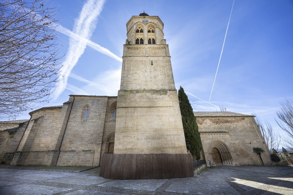 UN COLOSO QUE EMERGE ENTRE CAMPOS Y SIGLOS DE HISTORIA