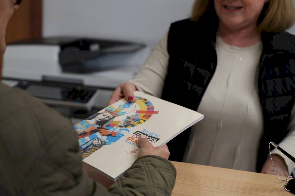 CULLERA (VALENCIA) PONE EN VALOR «EL VALENCIANO» EN SU LIBRO DE SUS FIESTAS MAYORES