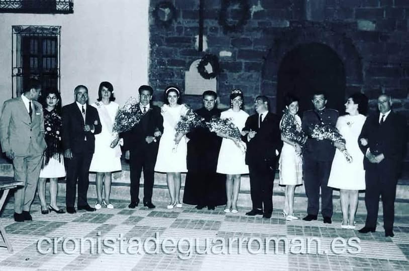 PRESENTACIÓN DE LA REINA Y DAMAS DE HONOR DE LAS FIESTAS DEL BICENTENARIO DE LA FUNDACIÓN DE GUARROMÁN