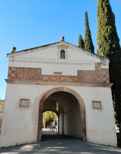 EL ESCUDO DEL IV CONDE DE MONTIJO, EN LA CONOCIDA PUERTA PILAR DE BADAJOZ.