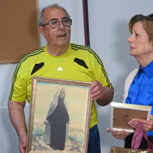 ENTREGA DEL CUADRO AL PRESIDENTE DE LA HERMANDAD DE MARÍA