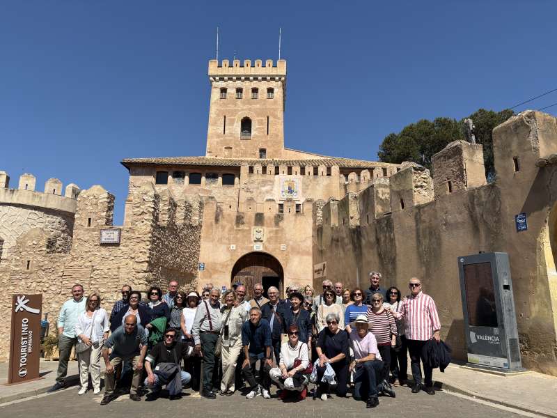 ALUMNOS Y PROFESORES DEL INB CURSOS 1972-1976 SE REÚNEN EN EL CASTELL DE BENISSANÓ