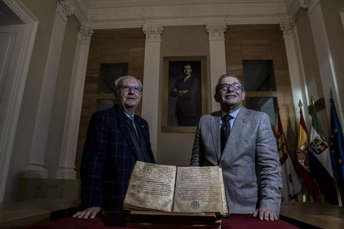 DÍA GRANDE EN LA FERIA DEL LIBRO DE CÁCERES CON LAS CRÓNICAS PUBLICADAS EN EL PERIÓDICO EXTREMADURA POR FERNANDO JIMÉNEZ BERROCAL Y SANTOS BENÍTEZ