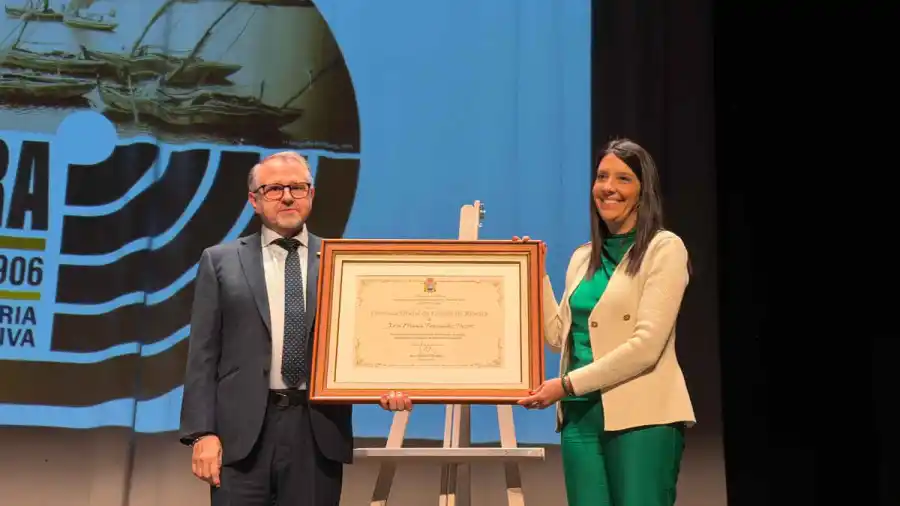 O CONCELLO DE RIBEIRA DISTINGUE AO SEU CRONISTA XOSÉ MARÍA FERNÁNDEZ PAZOS E RECUPERA O MONÓLITO DA PRAZA DO CENTENARIO