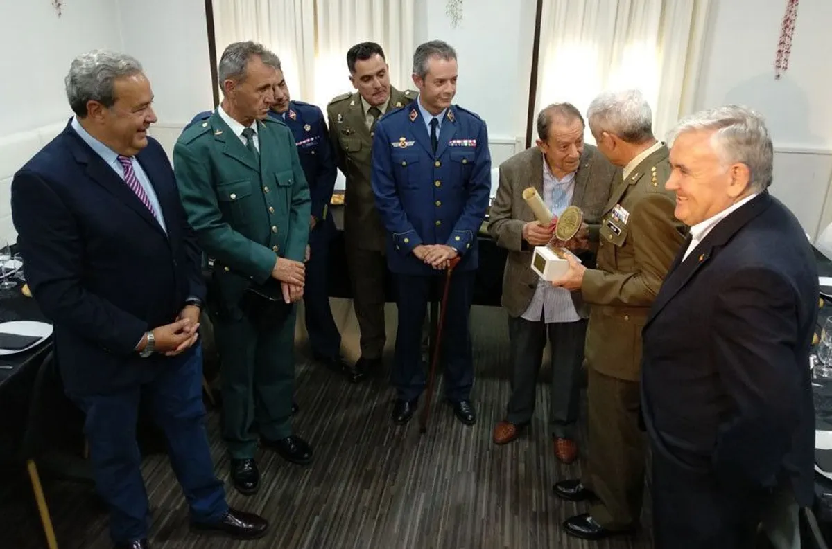 EL FORO CULTURAL AMIGOS DE HERMINIO RAMOS RECONOCE A LA SUBDELEGACIÓN DE DEFENSA CON LA RECUPERACIÓN DE MONTELARREINA COMO TELÓN DE FONDO
