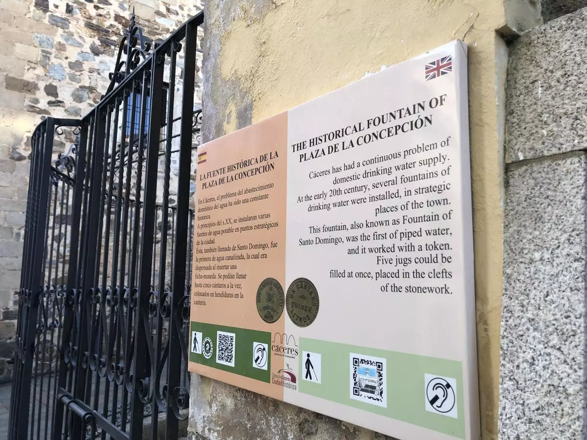 LA PLAZA DE CÁCERES DONDE PONEN A SABINA Y COCINAN CALAMARES A LA CACEREÑA