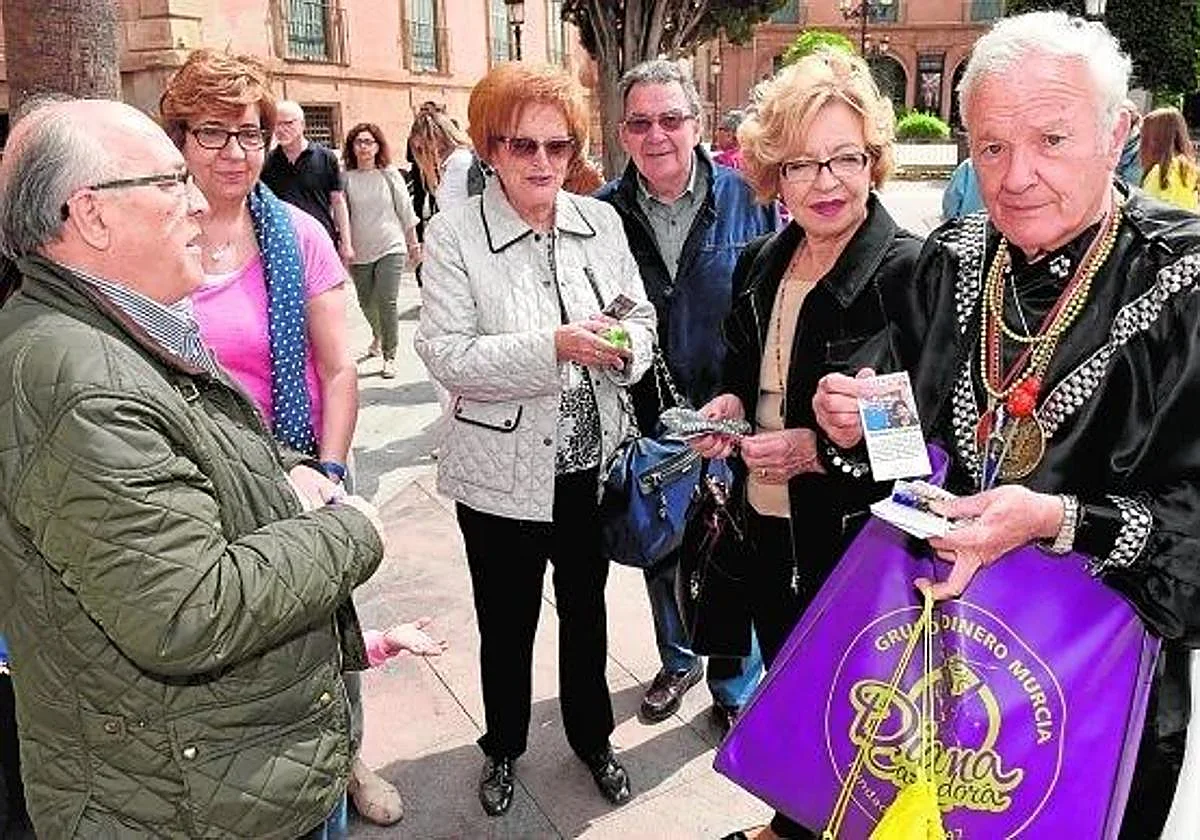 TIRA AL ALMUDÍ Y PREGUNTA DÓNDE VIVE LA MATRONA
