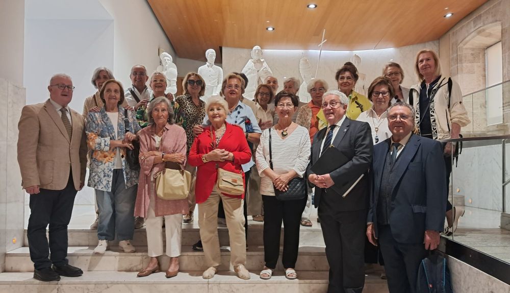 LOS ALUMNOS DE LA ESCOLA SUPERIOR D’ESTUDIS VALENCIANS DE LA RACV VISITAN LES CORTS VALENCIANES