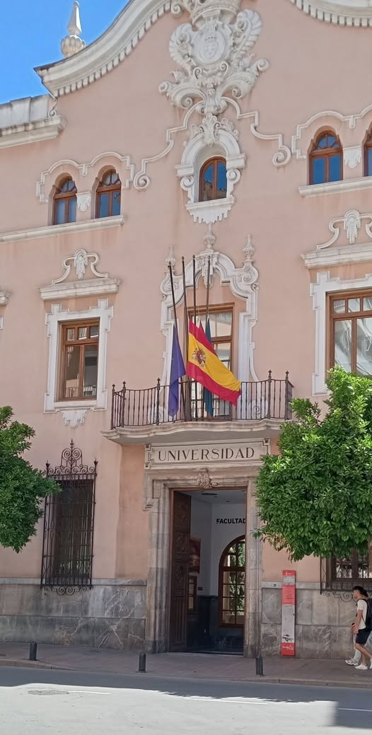 BANDERAS A MEDIA ASTA POR LA MUERTE DEL ALCALDE BALLESTA