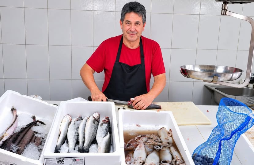MANOLO TELLO: 44 AÑOS DE TRABAJO Y AMABILIDAD EN LA PESCADERÍA