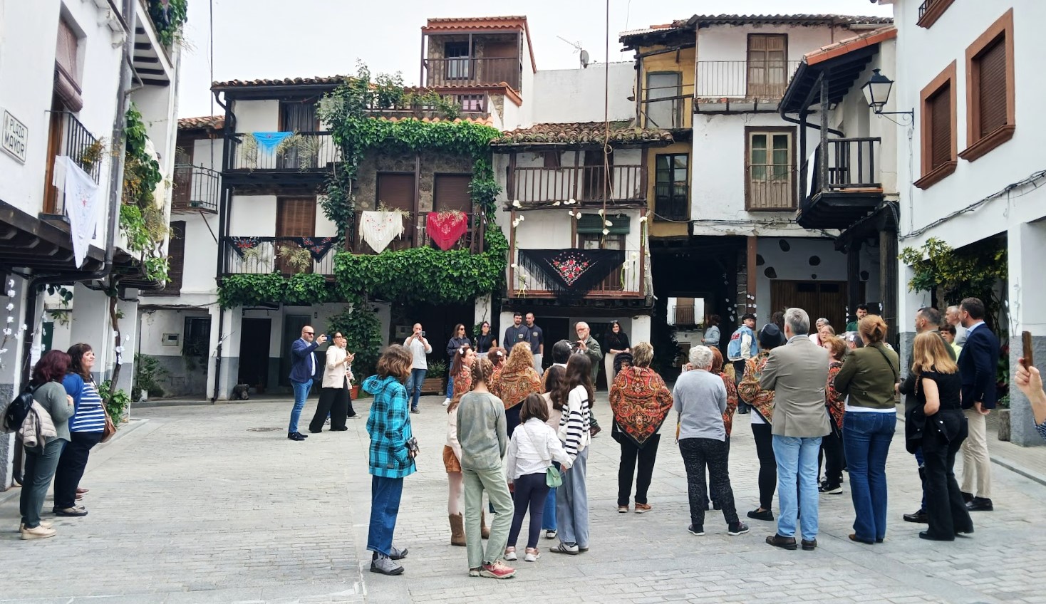 CASAS DEL CASTAÑAR: UN MUSEO AL AIRE LIBRE DE ARQUITECTURA POPULAR ENTRE CASTAÑOS CENTENARIOS.
