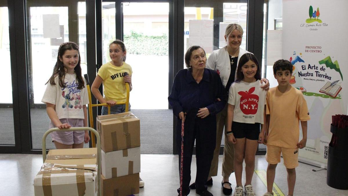 LA BIBLIOTECA DE CARMEN RUIZ-TILVE CAMBIA DE ESTANTERÍA: 150 EJEMPLARES YA ESTÁN EN EL COLEGIO AL QUE DA NOMBRE