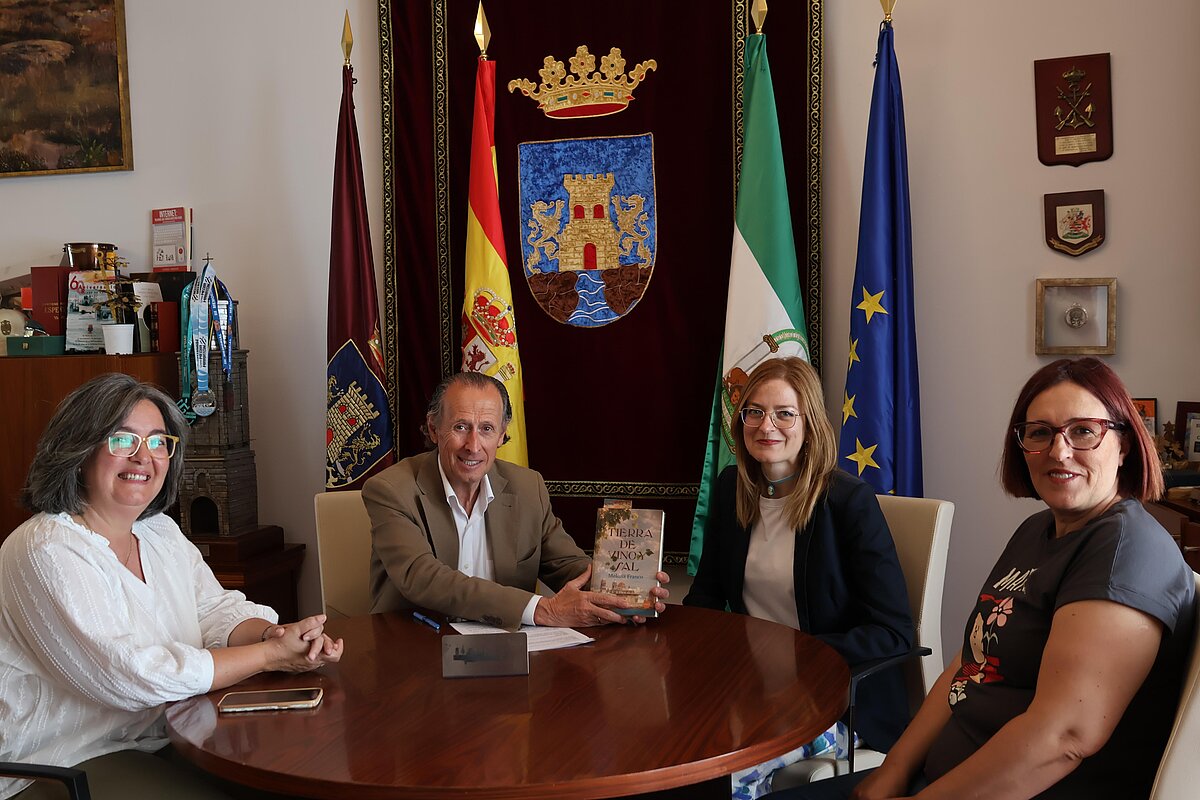 EL ALCALDE PRESENTA EL LIBRO ‘TIERRA DE VINO Y SAL’, DE MELISA FRANCO