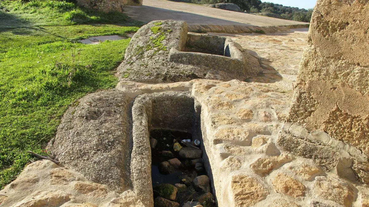 ENTRE LA ROCA Y LA ETERNIDAD: TUMBAS EXCAVADAS EN EL PAISAJE CACEREÑO