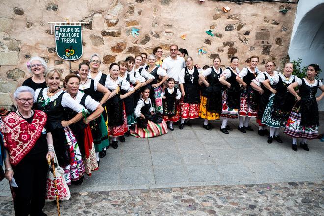 SAN ANTONIO VUELVE A TOMAR LAS CALLES DEL BARRIO EN SU DÍA GRANDE CON ABUNDANTE PRESENCIA DE JÓVENES EN CÁCERES